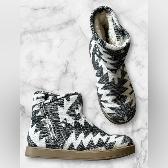 Indigo Rd Ashley Faux Fur Shearling Black White Winter Booties Size 7.5 - Picture 1 of 9